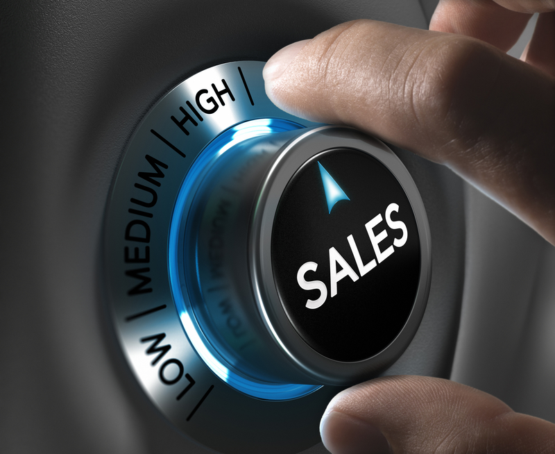 Prodejní tlačítko ukazující dvěma prsty na nejvyšší pozici, modré a šedé tóny, koncepční obrázek pro prodejní strategii nebo výkonnost
